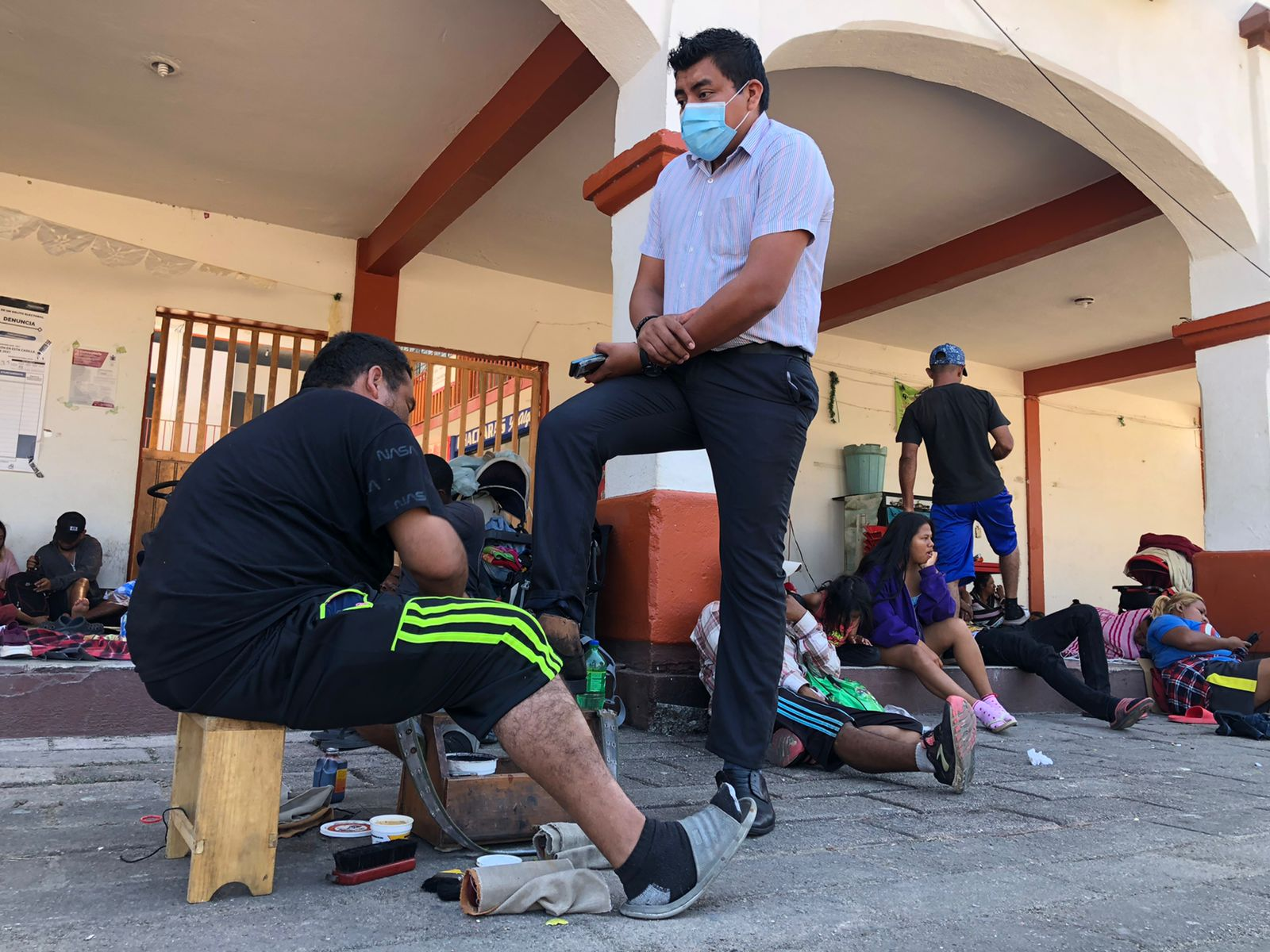 “Oaxaca me ha tratado bien”: Luis Gerardo González, el boleador de zapatos de la caravana