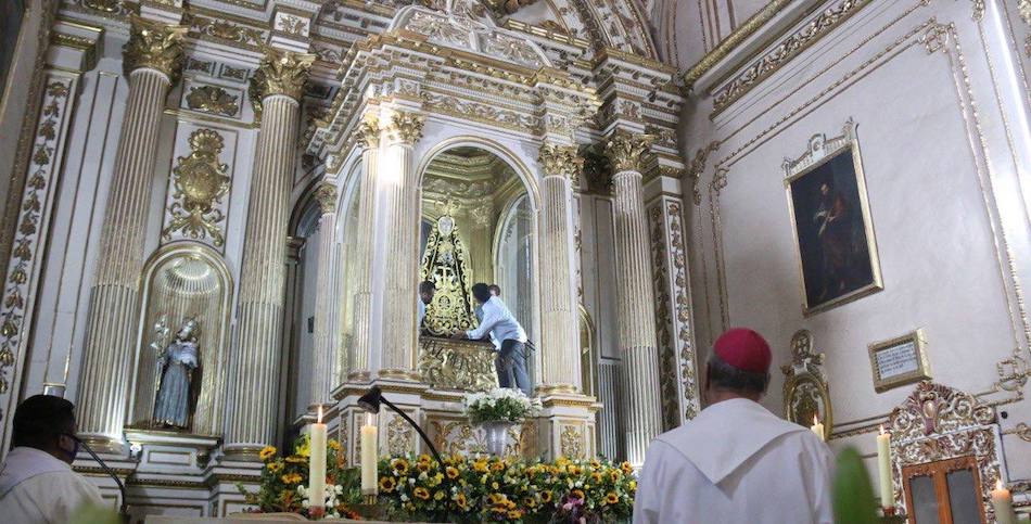 La Virgen de la Soledad en el momento en que es colocada nuevamente en su nicho
