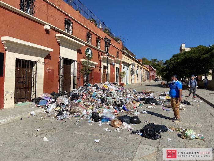 Convierten en tiradero de basura el frente de Templo de Santo Domingo