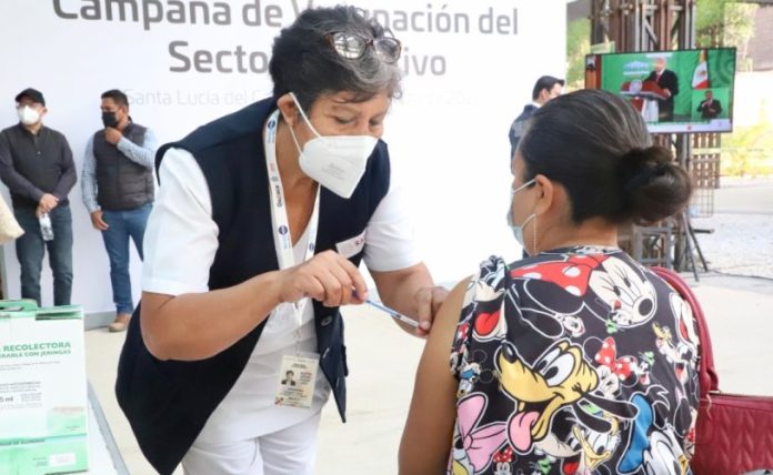 Se aplicará dosis de refuerzo contra COVID-19 a personal educativo el 12, 13 y 14 de enero: IEEPO