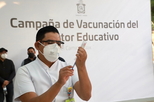 Se aplicará dosis de refuerzo contra COVID-19 a personal educativo el 12, 13 y 14 de enero: IEEPO