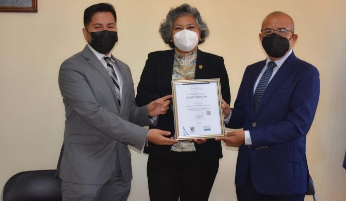 La LED UABJO recibió dictamen de acreditación