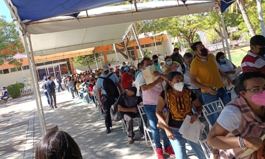 Entre largas filas, discusiones y aglomeraciones arranca vacunación de refuerzo al magisterio en Oaxaca