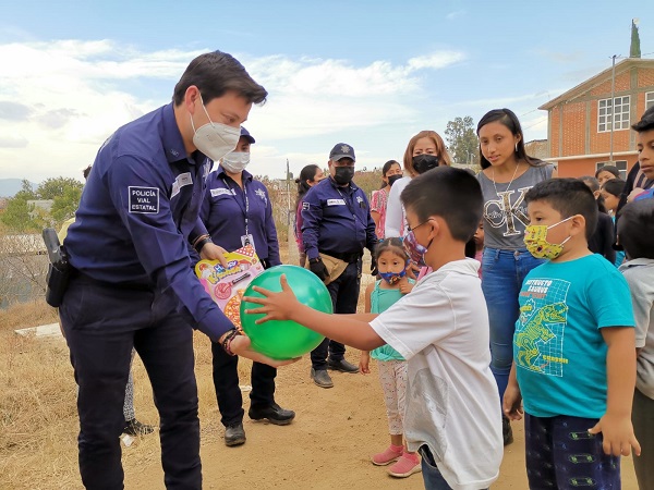 La Policía Vial Estatal regala sonrisas a niñas y niños en el día de Reyes Magos.