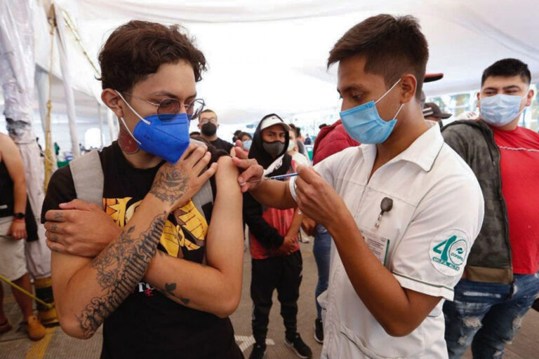 Segundas dosis para adolescentes y refuerzos de maestros en CDMX. ¿Dónde y cómo?