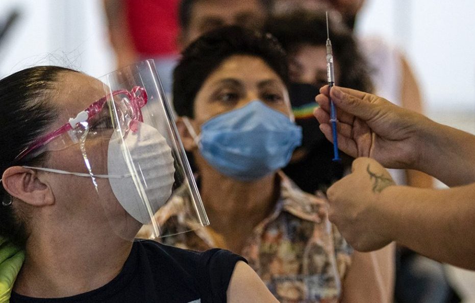 Inicia refuerzo de vacunación anticovid para personas de 50 a 59 años en CDMX