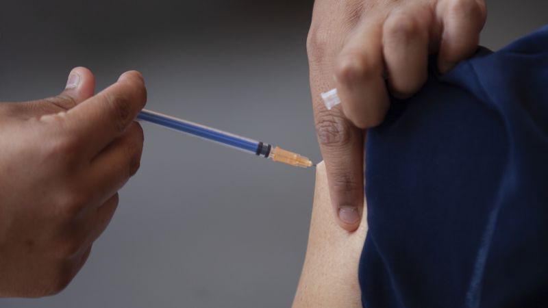 Vacunas contra la gripe y el sarampión podrían ayudar a aplanar la curva de covid-19: estudio