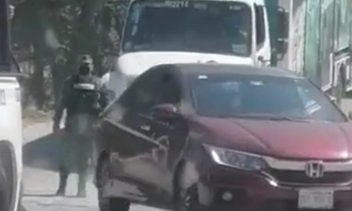 OAXACA, Oax. (pagina3.mx).- Elementos de la Secretaría de la Defensa Nacional (Sedena) y la Guardia Nacional detuvieron presuntamente a dos personas por portación de arma fuego, entre las que se menciona al hermano del ex presidente municipal de San Blas Atempa, Antonino Morales Toledo, quien manifestó que el asunto es resultado de “pura politiquería”. Los hechos trascendieron en las redes sociales con un video de 37 segundos y posteriormente medios informativos como El Piñero y Evidencias manifestaron que en las oficinas de la Fiscalía General de la República (FGR) fueron presentadas dos personas por el delito de portación de armas exclusivas del Ejército Mexicano sin que alguna institución oficial lo confirmara. En el video se observa a elementos de la Guardia Nacional y de la Sedena en un operativo en el Istmo de Tehuantepec, sin embargo, no hay mayores evidencias. En una transmisión del medio informativo Evidencias hace referencia que el ex presidente de San Blas Atempa fue entrevistado telefónicamente donde sostuvo que “Esto es una politiquería. No es nada grave y que su hermano tiene todos los papeles en regla”. Por lo pronto, El Piñero de la Cuenca resaltó que personal del Ejército y Guardia Nacional mantienen cerrada la circulación en las calles de Constancia y Manuel Ávila Camacho del Barrio Espinal dónde se ubican las oficinas de la Fiscalía General de la República (FGR). Y que dos personas fueron presentadas por el delito de portación de arma de fuego, uno de estos, podría ser el hermano del ex presidente municipal de San Blas Atempa, Antonino Morales Toledo. Este operativo inició está mañana en el municipio de Tehuantepepec, dónde personal del ejercito le marco el alto a una unidad de motor y al realizar una revisión de rutina, se percataron que una de las dos personas que viajaban en la unidad tenía un arma de fuego. La pistola, trascendió, está registrada ante la SEDENA, pero el poseedor, presentó una credencial de portación apócrifa. También se dijo que hubo una persecución que culminó en la población de San Blas, sin embargo, no hay información oficial al respecto.