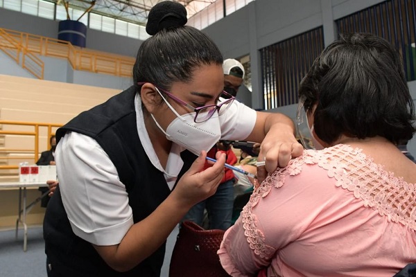 Autoridades educativas y de Bienestar visitan sede de vacunación ubicado en el gimnasio universitario