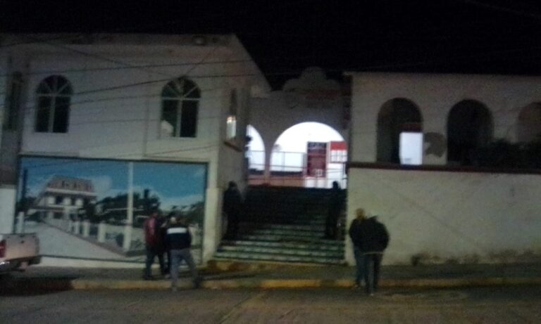 Comando armado irrumpe violentamente en palacio municipal de Matías Romero donde somete y amarra a policías para robar la nómina