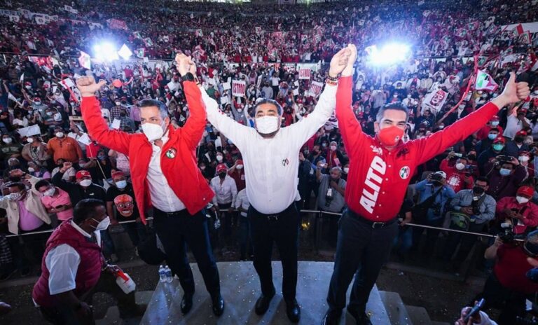 Murat y Alito, ungen a Alejandro Avilés como candidato del PRI  a la gubernatura de Oaxaca; se soltaron los golpes entre simpatizantes 