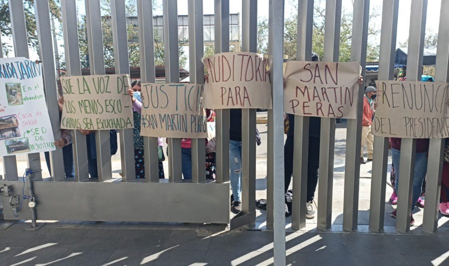 Diputados de Oaxaca abandonan a personal secuestrado en el Congreso; para lograr renuncia de edil lo amarran del cuello
