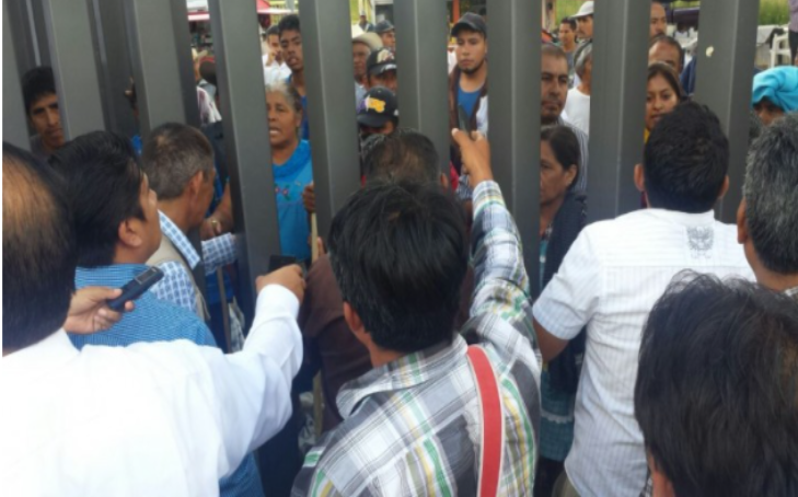 Pobladores de 2 municipios de Oaxaca sitian y encadenan accesos del  Congreso; retienen a diputados y personal por no solucionar conflictos