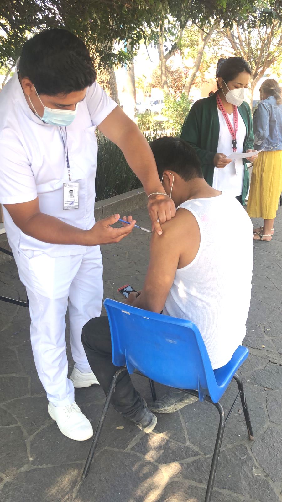 Llama Sector Salud de Oaxaca a la población acudir a los puntos fijos de vacunación