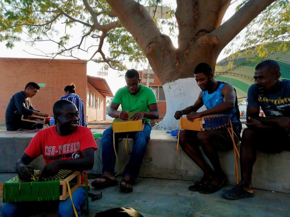 “Todos necesitamos de todos”: Migrantes aprenden a elaborar bolsas tradicionales de una Mano para Oaxaca