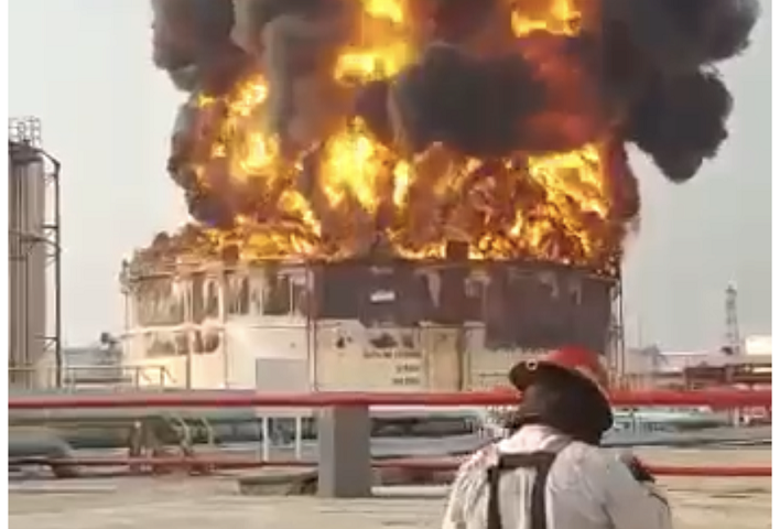Controlado pero no sofocado el incendio de tanque en Refinería de Salina Cruz, Oaxaca; cumplió 15 horas