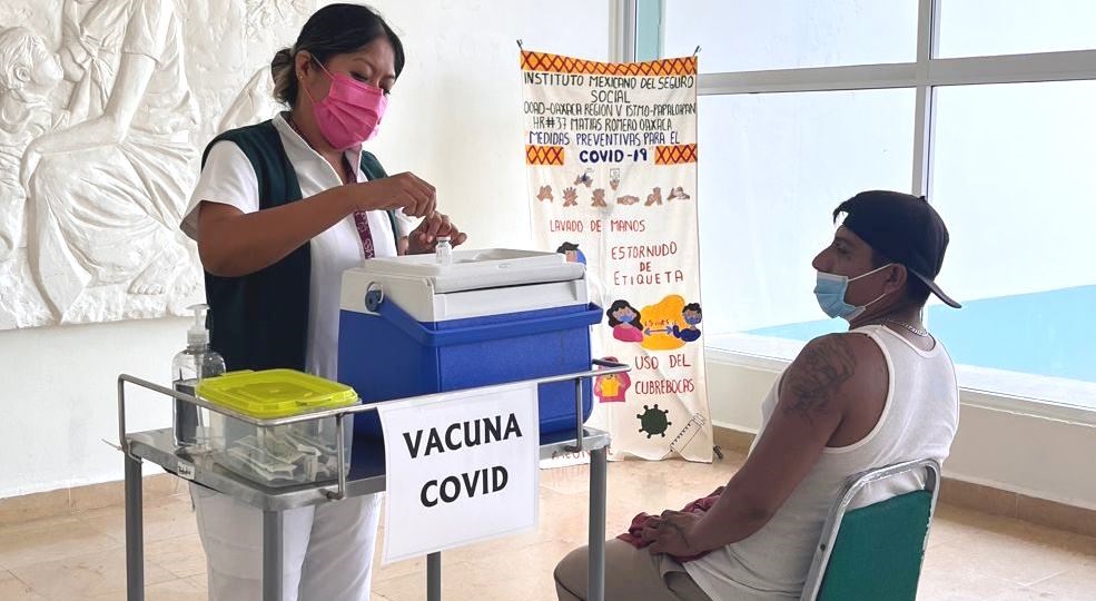 Llevan a cabo IMSS Oaxaca y sector salud federal vacunación intensiva contra COVID-19, en el mes de abril