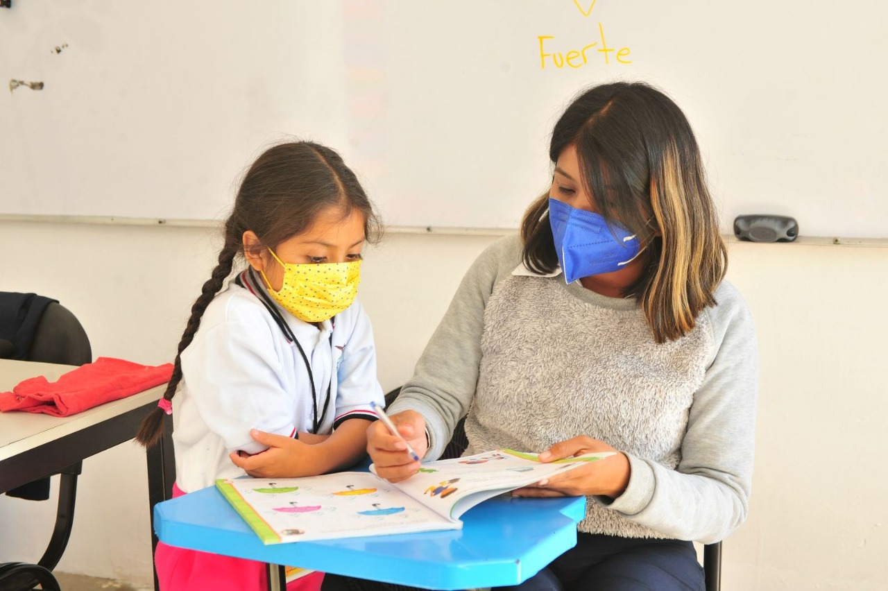 Felicita IEEPO a educadoras y educadores en su día