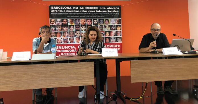 Exigen destituir a Claudia Pavlovich en Barcelona. Foto: Paulina Ríos.