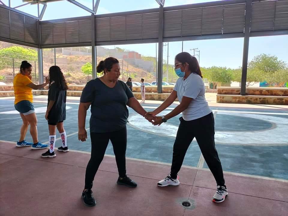 Imparten taller de defensa personal para mujeres en Salina Cruz Oaxaca por ola de inseguridad y violencia
