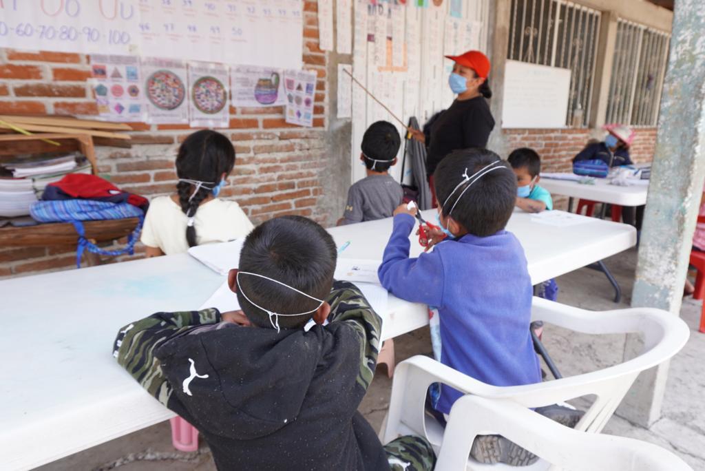 “No soy maestra, pero todos tenemos derecho a una educación”: Cielo es una artesana que imparte clases a niños desplazados en Oaxaca