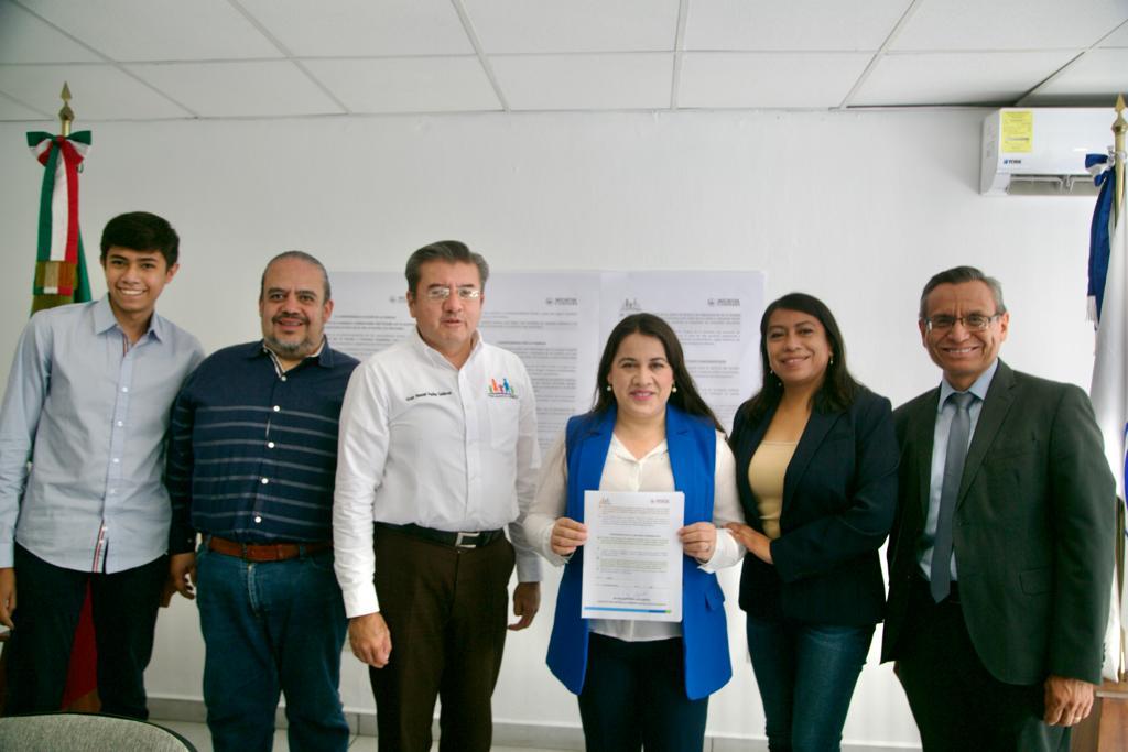 Naty Díaz firma carta compromiso a favor de la vida y la familia