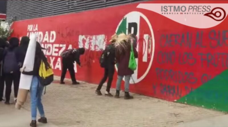 “Ni perdón, ni olvido”: Magisterio oaxaqueño conmemora con una marcha 16 años de desalojo violento