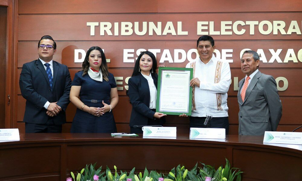 Salomón Jara recibe constancia de gobernador electo de Oaxaca; “llegó la hora de la verdad. No les voy a fallar”, promete