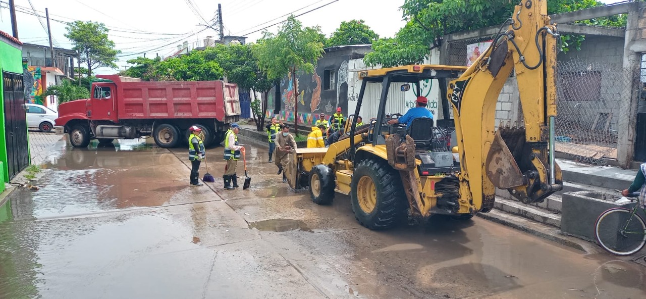 Ayuntamiento juchiteco libera de escombros calles 2 de noviembre, Guadalupe Victoria y Reforma