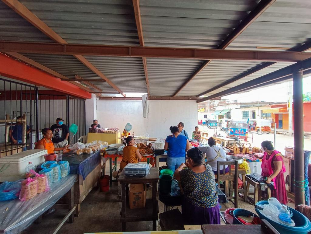 Mueven a comerciantes de comida típica al mercado de mariscos por obra en parque Benito Juárez