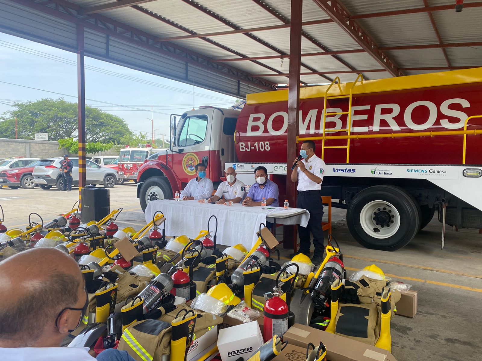 Atestigua Emilio Montero entrega de equipo de protección a bomberos por parte de Pemex