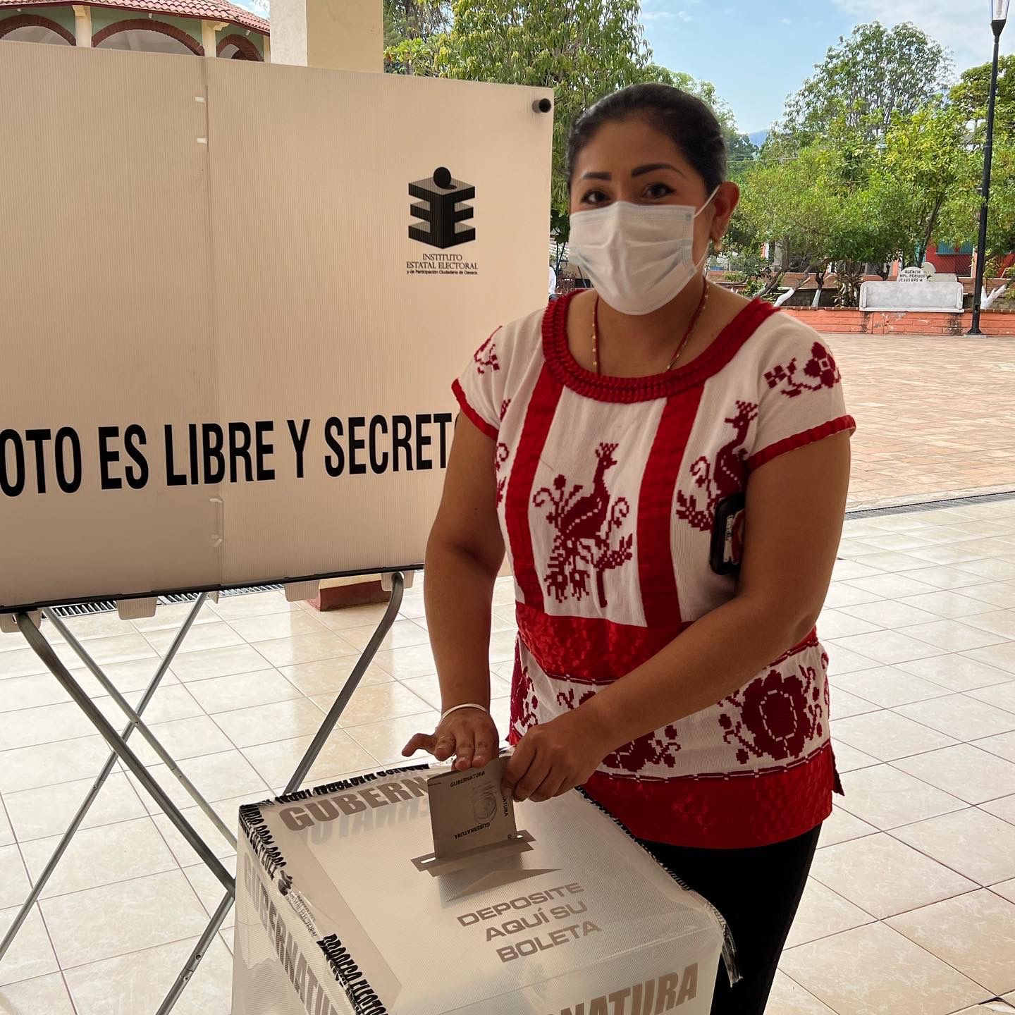 Liz Concha emite su voto en esta jornada que calificó como “fiesta democrática”