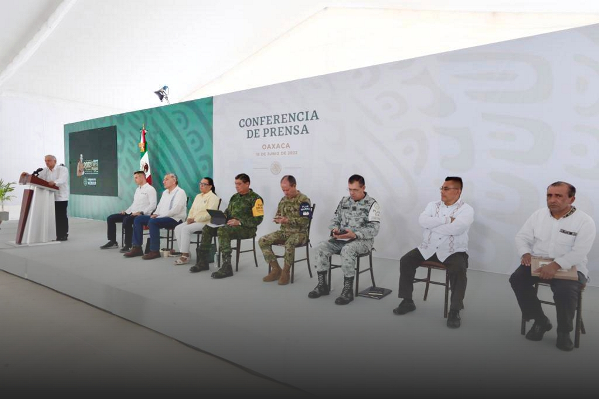 Murat manda a todo su gabinete a la zona de desastre del huracán…ocho días después para quedar bien con AMLO