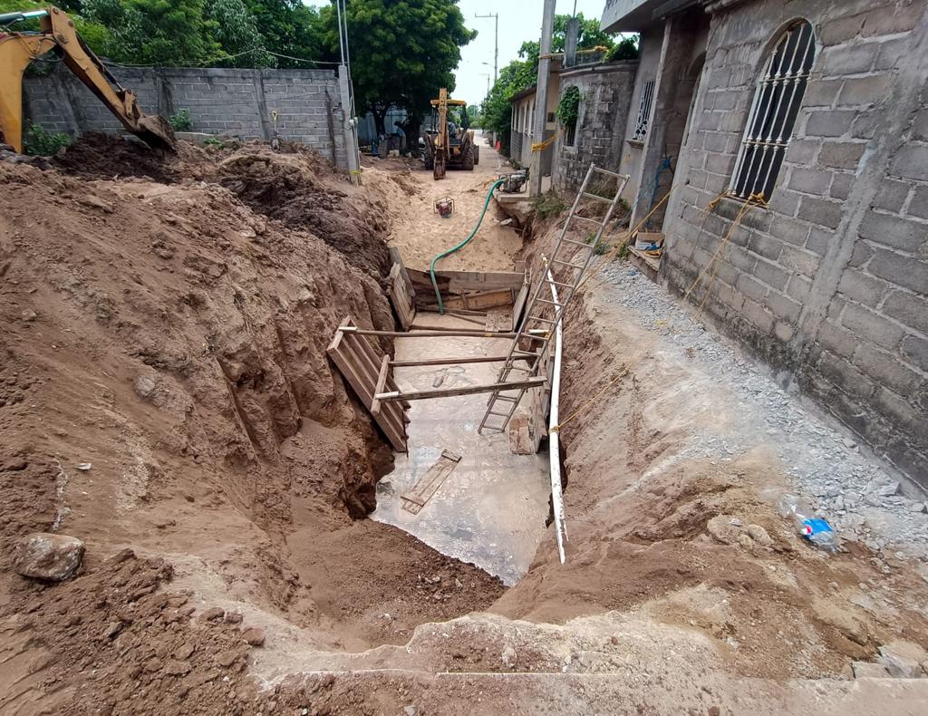 Atiende ayuntamiento rehabilitación de drenaje sanitario en colonia Emiliano Zapata de la Novena sección