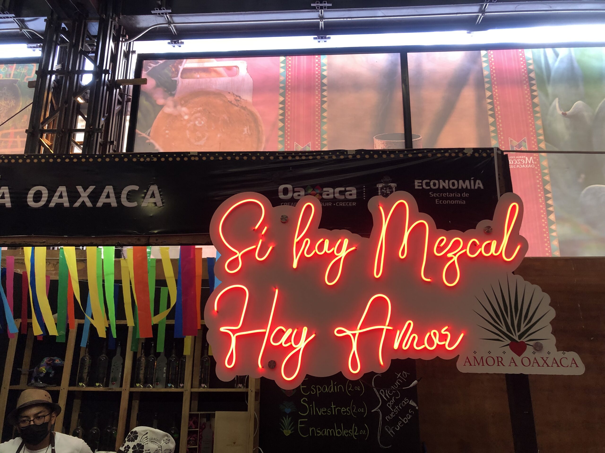Letreros vistosos para atraer clientela se vieron en la Feria del Mezcal. Imagen: Paulina Ríos.