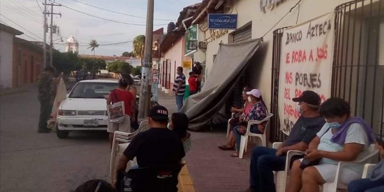 Toman instalaciones de Banco Azteca y Elektra por presunto robo de ahorros de una mujer de la tercera edad en Tehuantepec