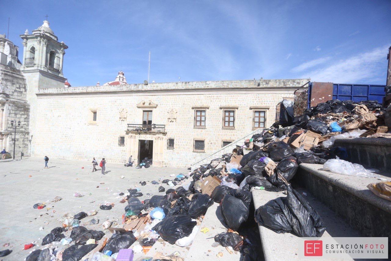 Recolectores de basura particulares convierten en un basurero a cielo abierto la Plaza de la Danza y el Palacio Municipal de Oaxaca