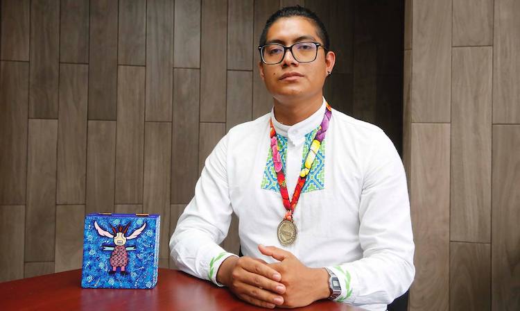 Estudiante de Derecho de la UABJO, recibe premio Estatal de la Juventud 2022