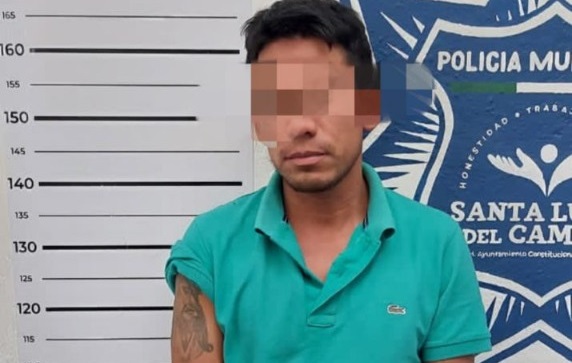 Policías de Santa Lucía del Camino detienen a hombre por una falta administrativa; contaba con orden de re aprehensión
