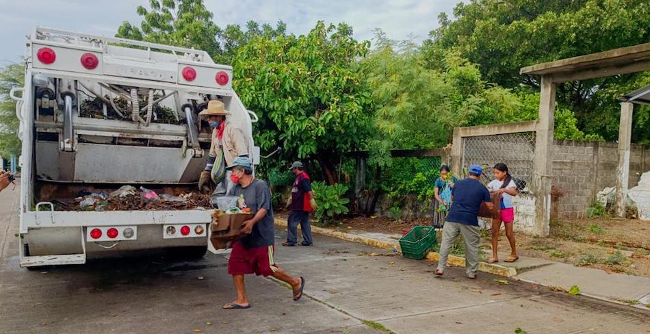 Implementa Emilio Montero recolección de basura en Playa Vicente
