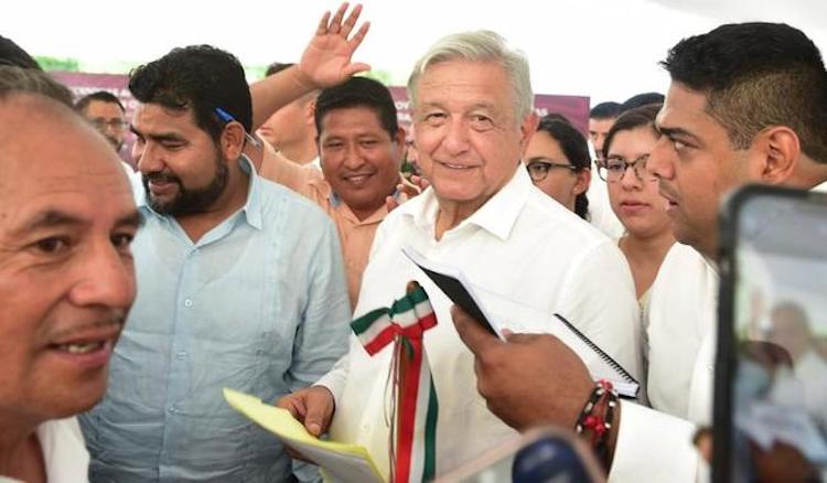 AMLO premiará con 50 mil bases al magisterio de Oaxaca porque no han hecho paros, huelgas ni han faltado a clases