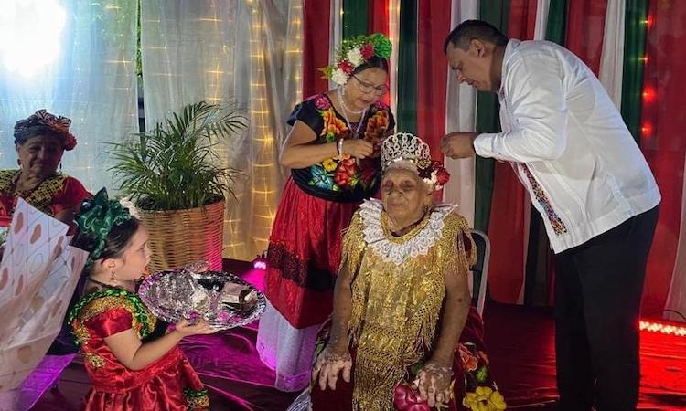En Oaxaca nombran a abuelita de 104 años “Señora independencia 2022”
