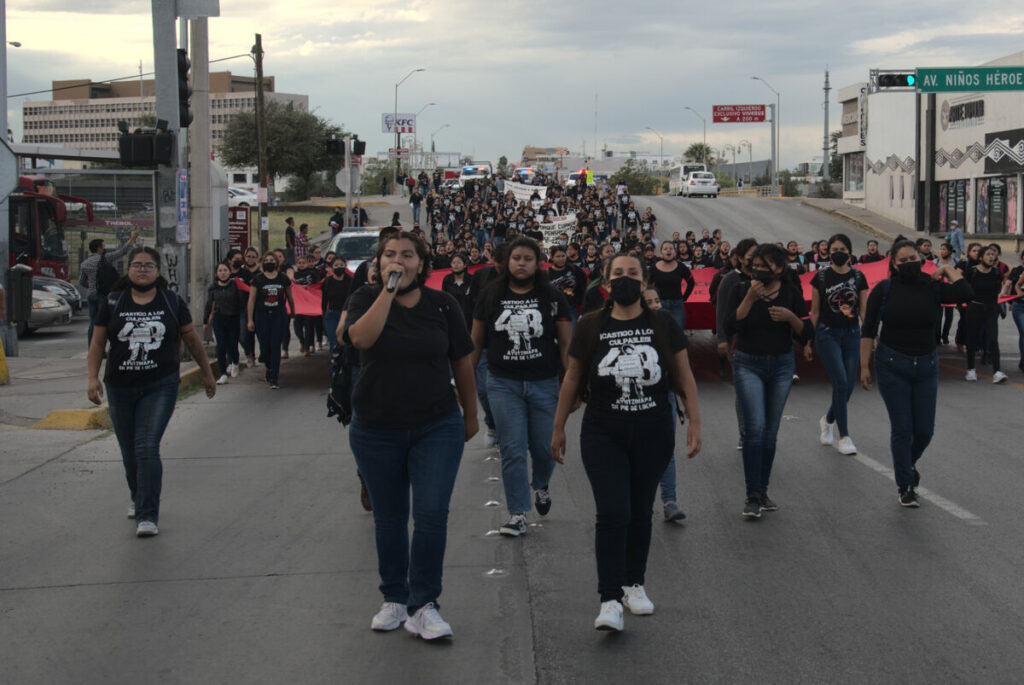 “Yo quiero trabajar en mi tierra”: normalista rarámuri en marcha por los 43 estudiantes de Ayotzinapa