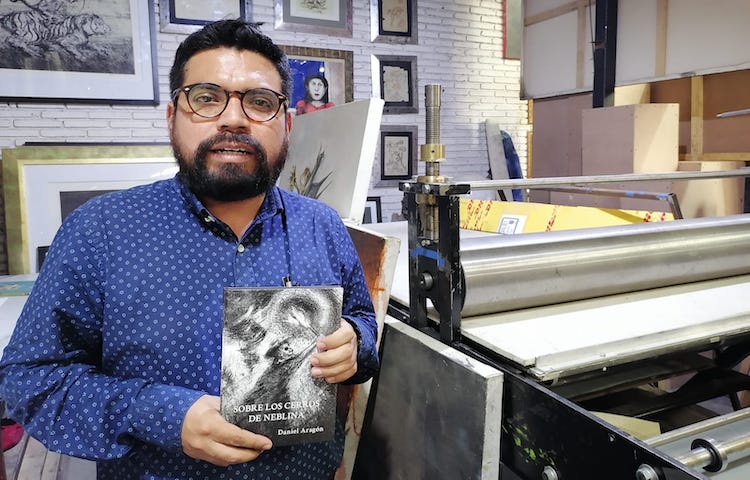 “Sobre los cerros de neblina”, novela de Daniel Aragón que narra una historia sobre Oaxaca: la guerrilla, la superstición; un pasado que se resiste al olvido