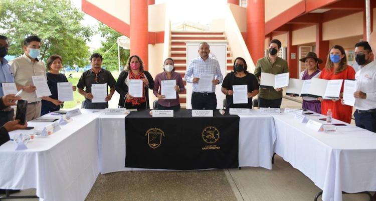 Estudiantado de Gastronomía UABJO colaborará con empresas de Oaxaca; firman convenio