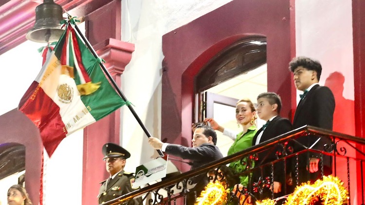 Familias de Santa Lucía del Camino arropan el Grito de Independencia de Juan Carlos García Márquez