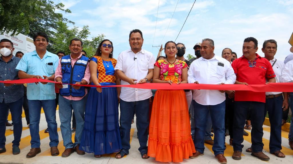 Cumple Emilio Montero con vecinos de la colonia José Gregorio Meléndez