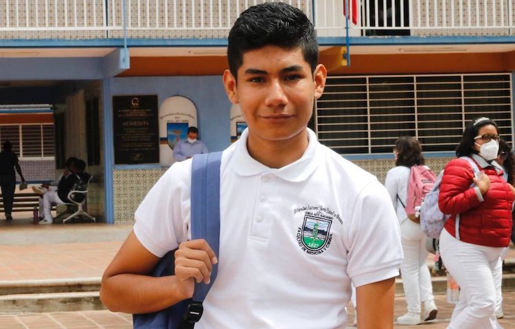«Quiero ayudar a la gente a sanar»: Estudiante de la UABJO con el mejor puntaje de 10 mil aspirantes