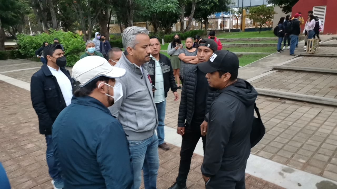 Llama rector a defender a la UABJO; increpó y corrió a “porros” que trataron de impedir clases para exigir “espacios” en facultades