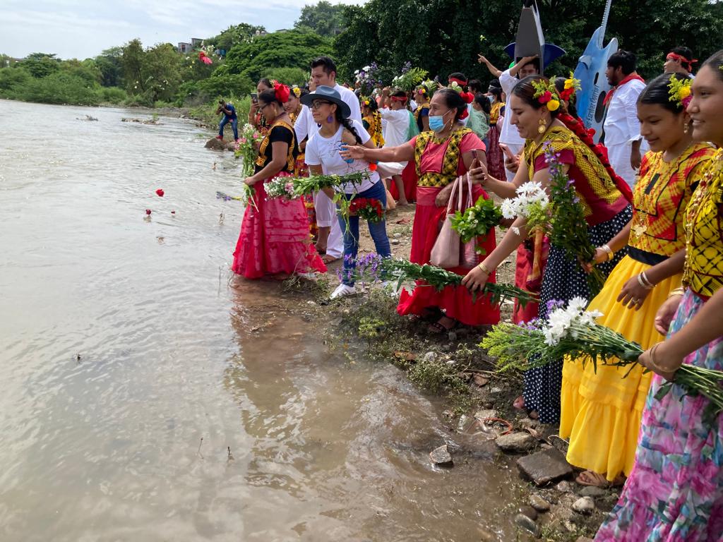 Con flores, música y bailes tradicionales rinden tributo al “Río Grande de Tehuantepec” / Gui´gu Roo Gui’si